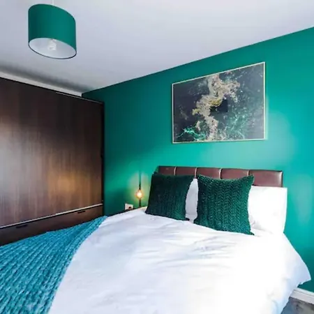 Spacious 5 Bedroom Home Hosted By Mcr Dens-3
